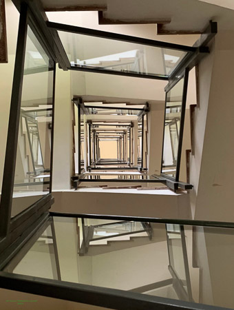 19-I-4P2 Escalera tiende a infinito